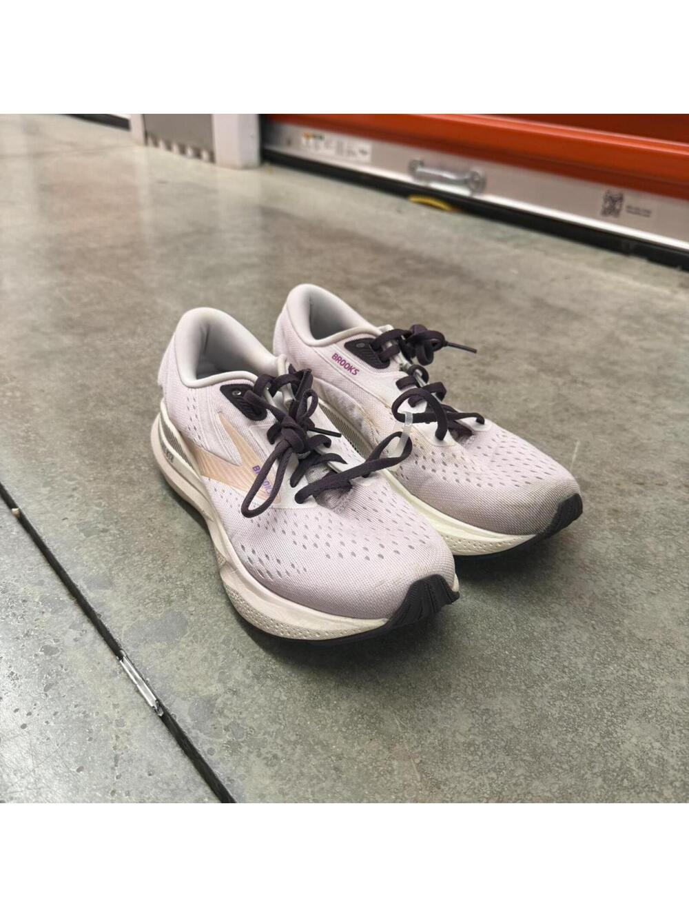 brooks adrenaline gts 24 light purple and white running shoes size 8 WOMENS